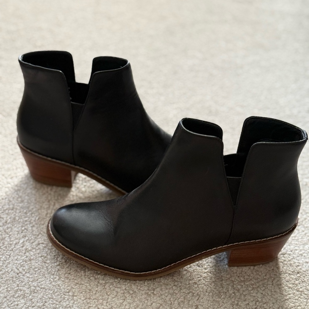 Cole Haan Black Ankle Boots with V-Shaped Opening and Stacked Heel (NwoB)